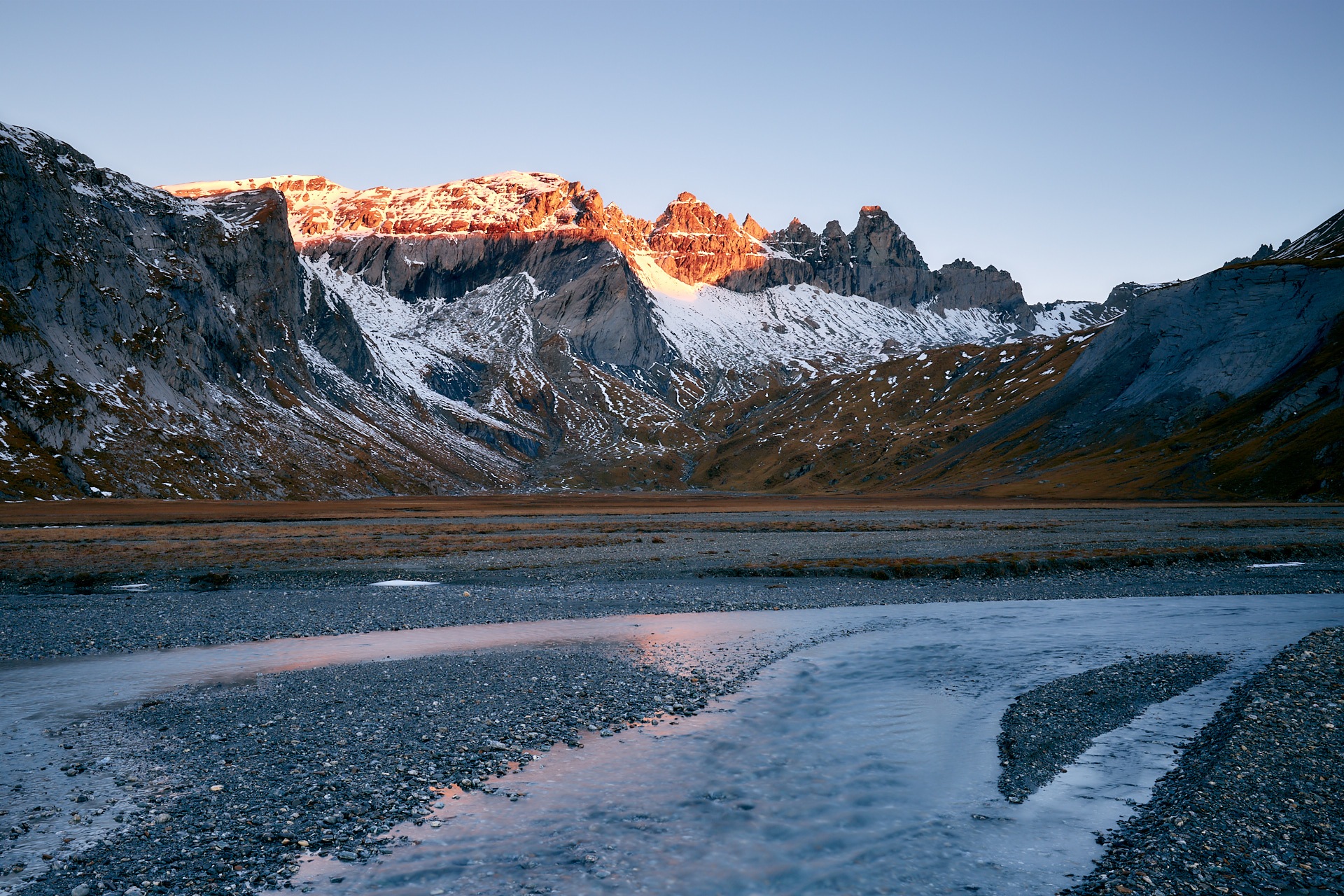 Berglandschaft im Sonnenaufgang und Sonnenuntergang