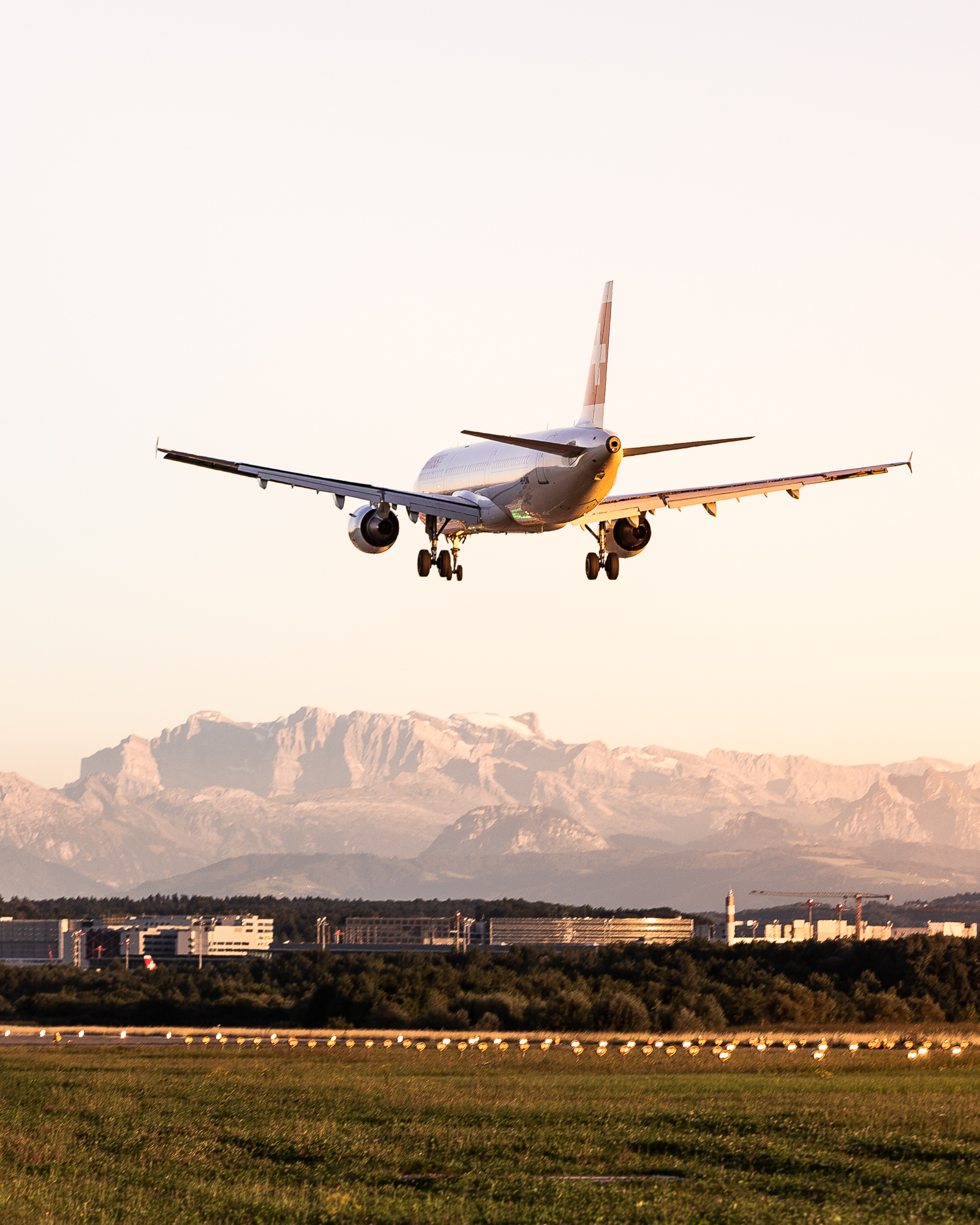 Du und dein Stativ mitten im Sonnenuntergang auf dem Flughafen Zürich Du und dein Stativ mitten im Sonnenuntergang auf dem Flughafen Zürich