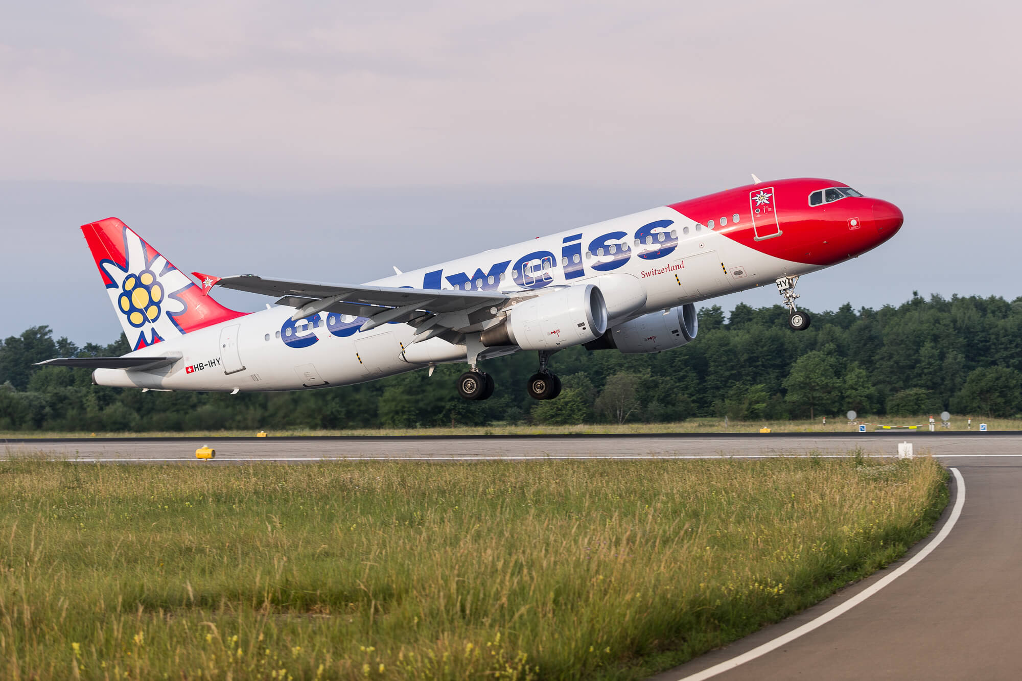 Du und dein Stativ mitten im Sonnenuntergang auf dem Flughafen Zürich