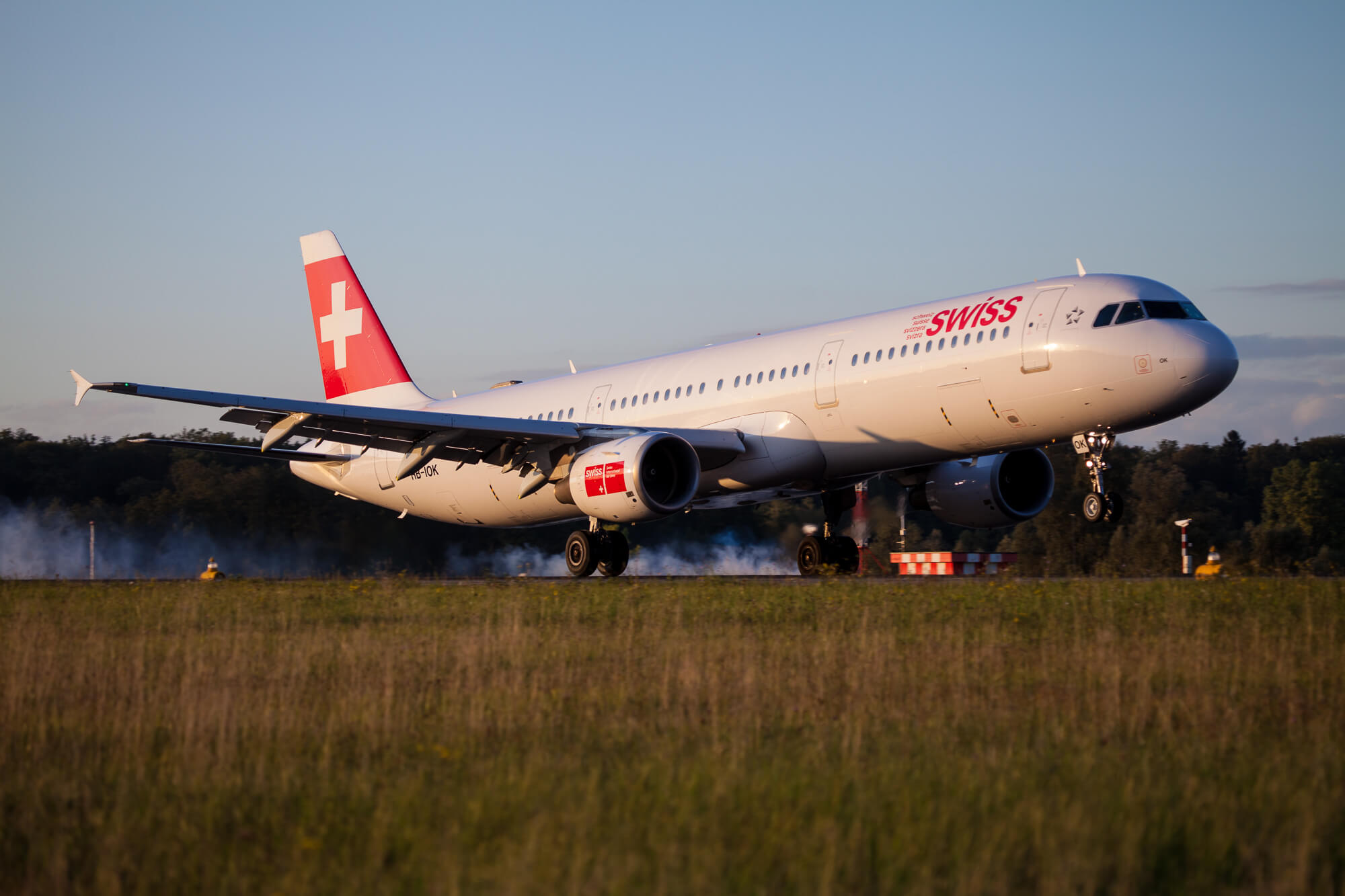Du und dein Stativ mitten im Sonnenuntergang auf dem Flughafen Zürich